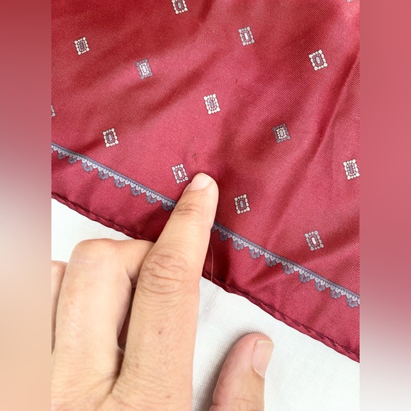 ✨Host Pick✨ Oscar De LaRenta Silk Pocket Square - Picture 9 of 10